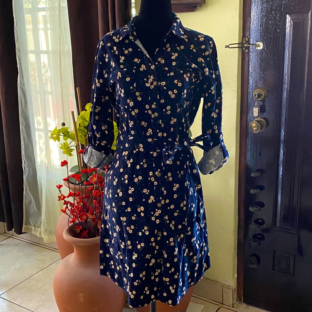 Beautiful sleeve dress NWT